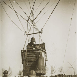 Pierre Prieur dans la nacelle de son ballon d'observation en 1917 - Coll Espace Arthur Batut - AD Tarn