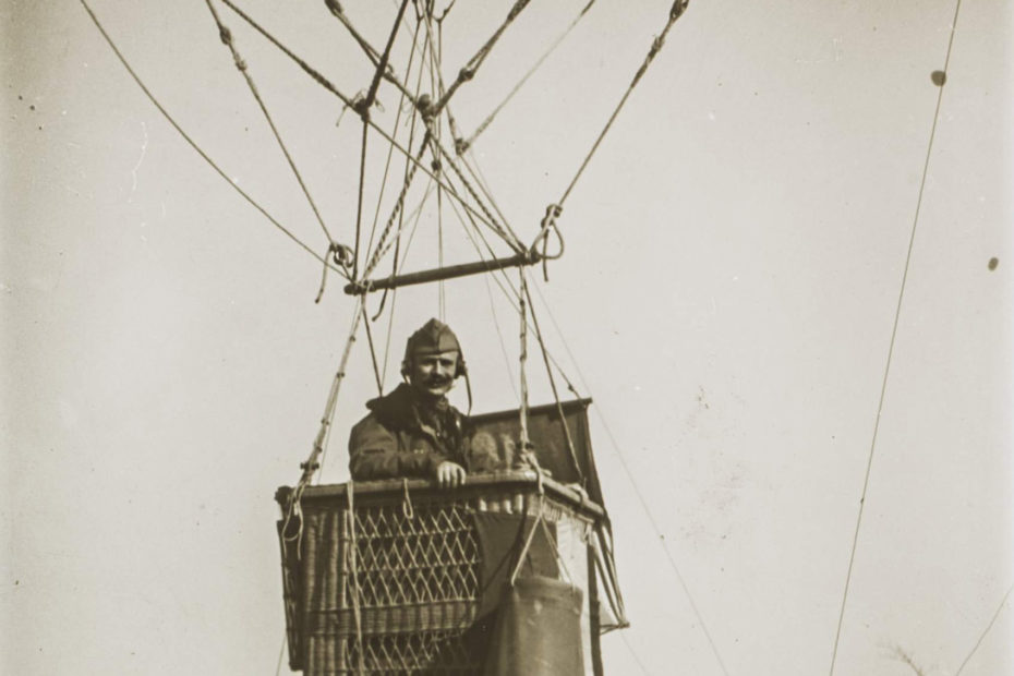 Pierre Prieur dans la nacelle de son ballon d'observation en 1917 - Coll Espace Arthur Batut - AD Tarn