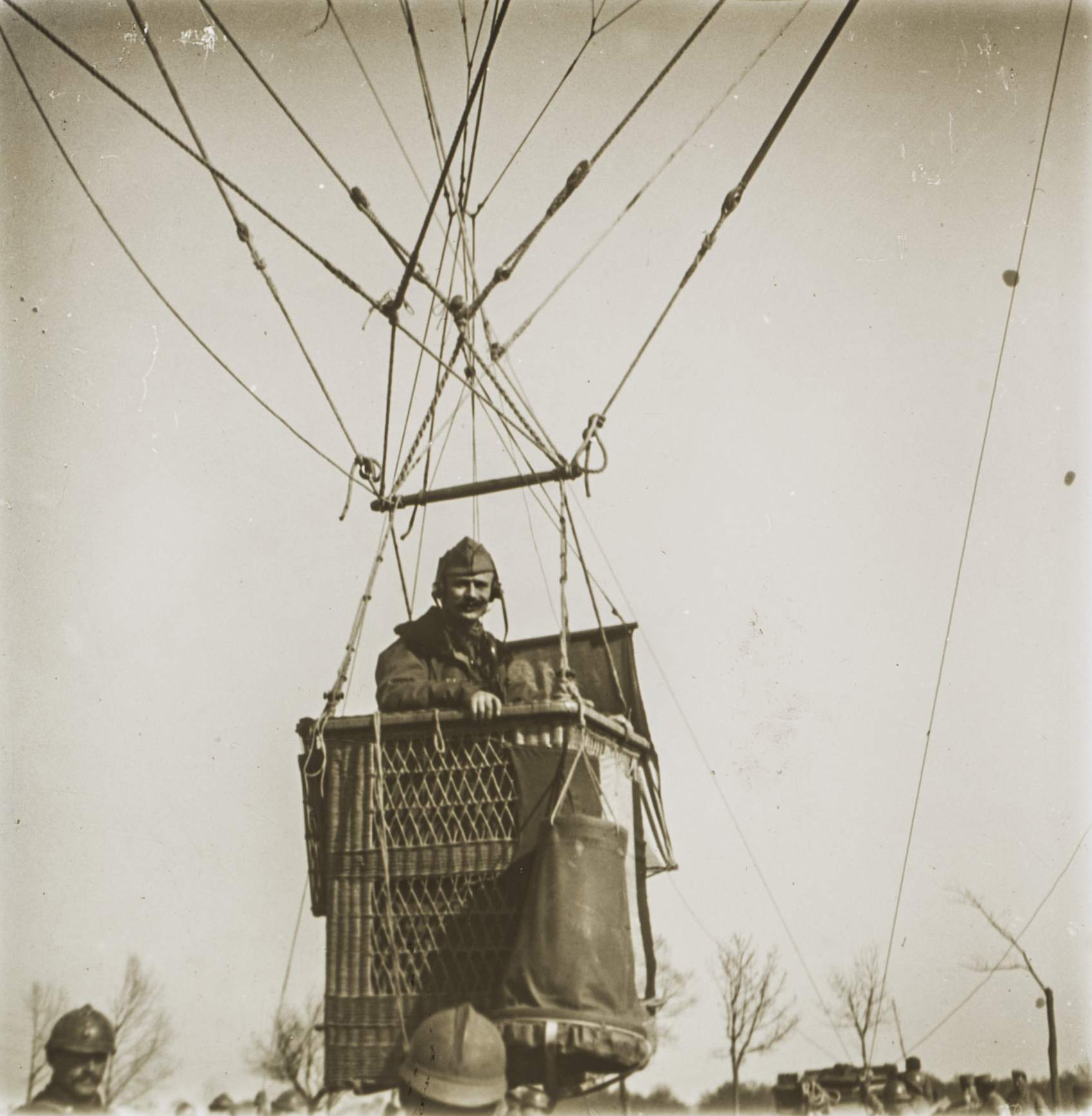 Pierre Prieur dans la nacelle de son ballon d'observation en 1917 - Coll Espace Arthur Batut - AD Tarn