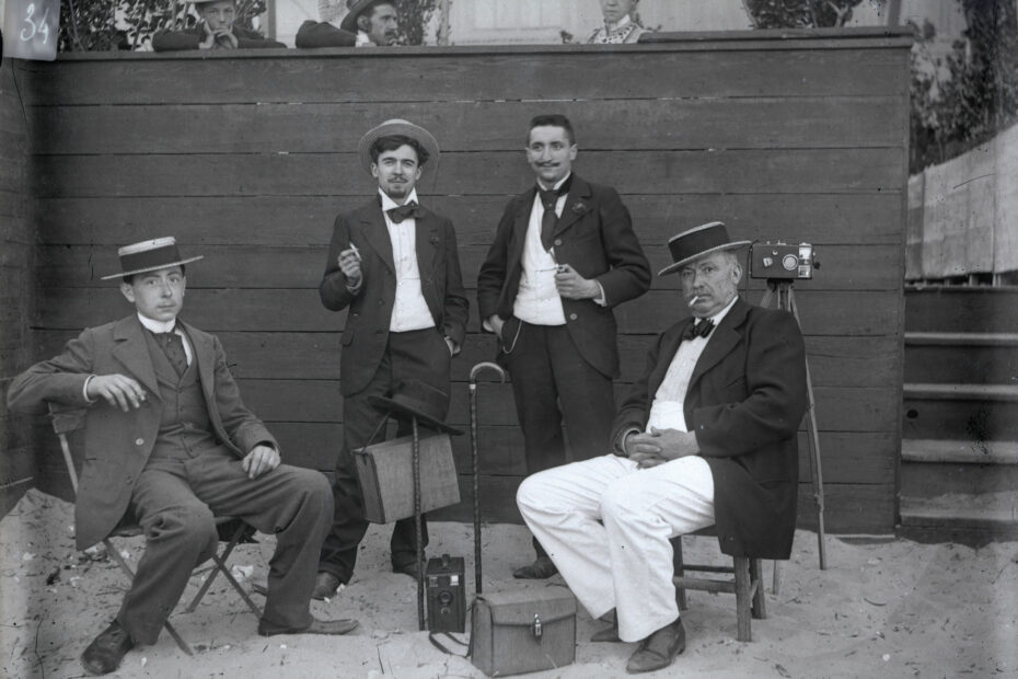 Groupe de photographes amateurs sur la plage de Sète - Photo Fernand Carrayon vers 1900. Coll Musée Batut