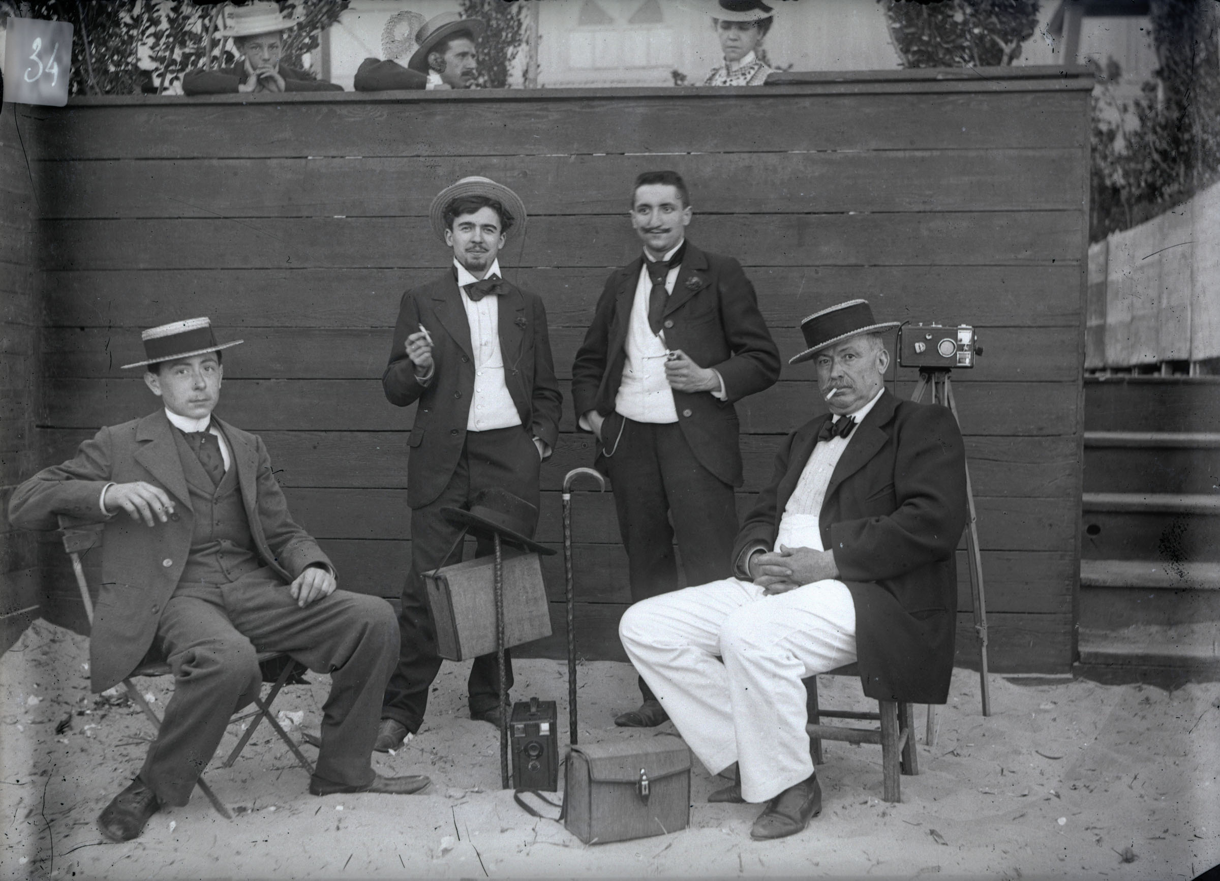 Groupe de photographes amateurs sur la plage de Sète - Photo Fernand Carrayon vers 1900. Coll Musée Batut